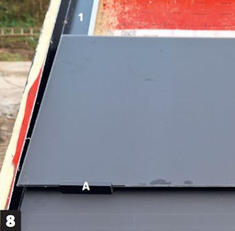 Solcellstak: Längs ståndplåten placeras det första beslaget (A) förskjutet Solcellstak: Längs ståndplåten placeras det första beslaget (A) förskjutet